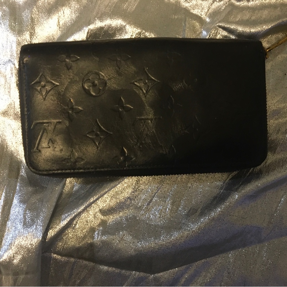 Louis Vuitton black zippy wallet
